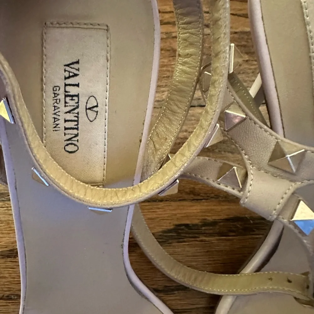 Classy Valentino Garavani Rocktud Heels - Picture 3 of 5